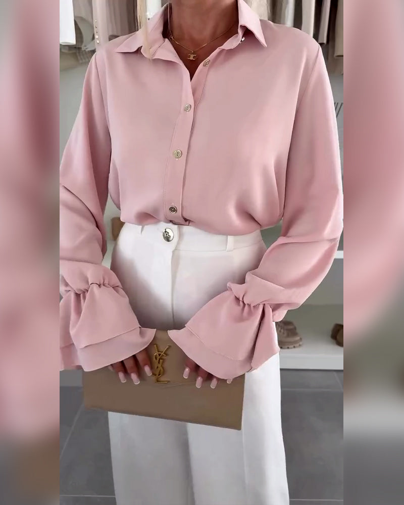 Camicia tinta unita con maniche a campana e bottoni sul risvolto