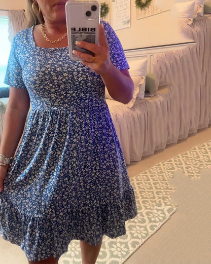 Blumenkleid mit quadratischem Ausschnitt und Taille