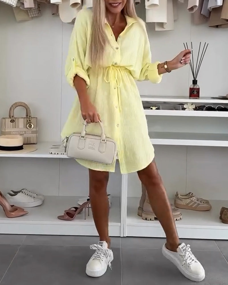 Kleid mit Revers und einfarbigem Kordelzug in der Taille