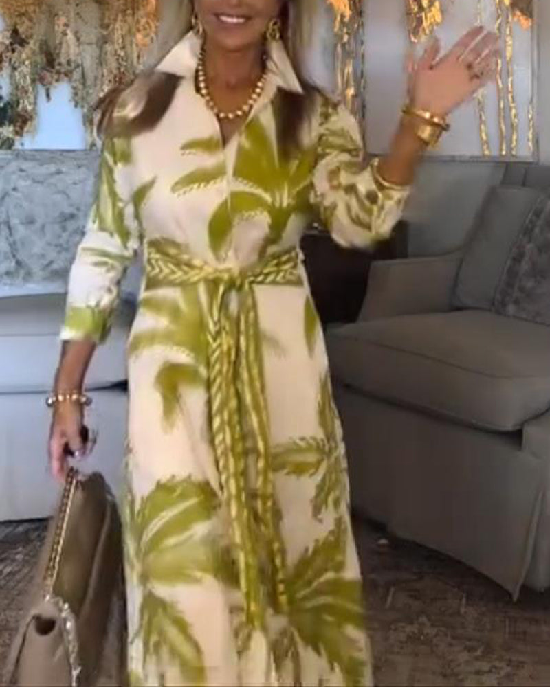 Kleid mit Blattmuster und Revers