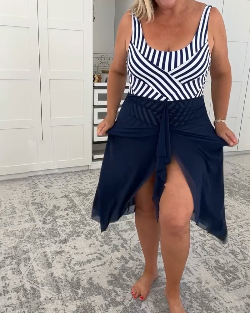 Gestreifter Badeanzug mit breiten Trägern