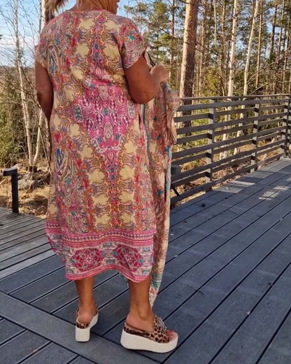 Bedrucktes Etuikleid mit V-Ausschnitt und kurzen Ärmeln