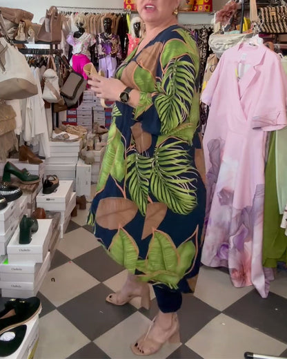 Lockeres Kleid mit V-Ausschnitt und Blattmuster