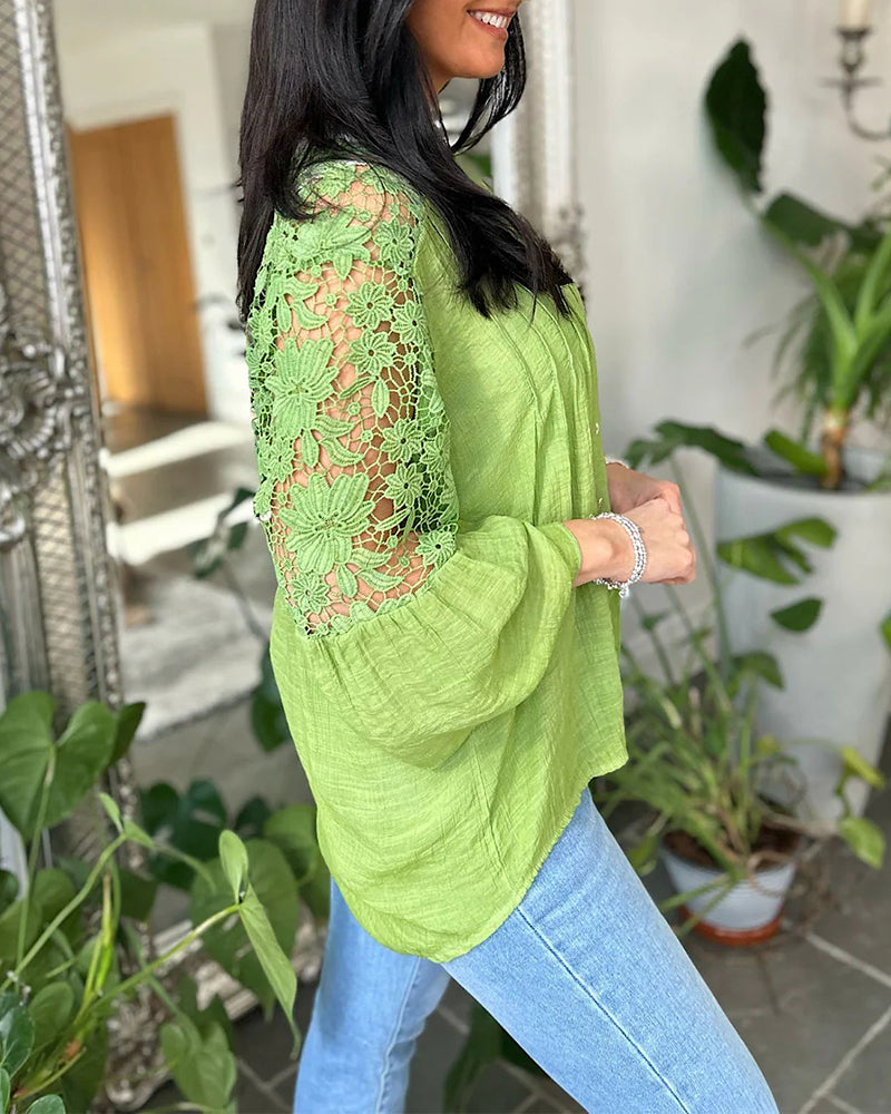 Lockere Bluse mit Spitzeneinsatz und Blumenmuster