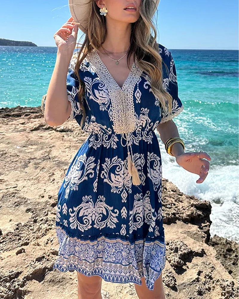 Abito casual stampato con scollo a V