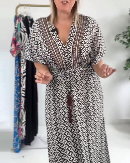 Kleid mit V-Ausschnitt, Rüschenärmeln und Bindegürtel