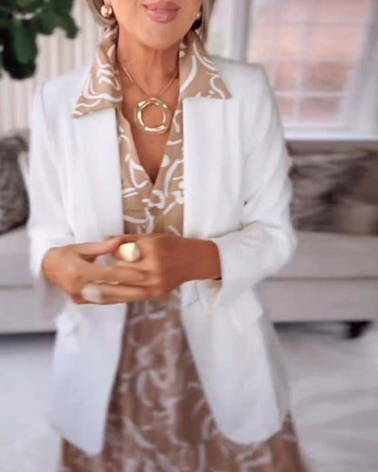 Kurzärmliges Taschenkleid mit geometrischen Prints