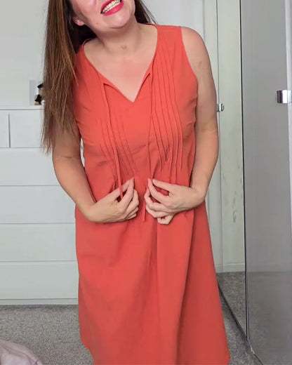 Ärmelloses, einfarbiges Plisseekleid mit Krawatte