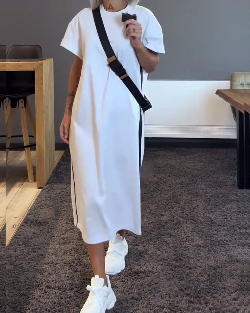 Freizeitkleid mit Rundhalsausschnitt und Schlitz in Kontrastfarbe