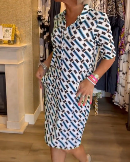 Kleid mit V-Ausschnitt und geometrischem Print