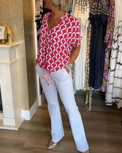 Kurzärmliges, bedrucktes Freizeittop mit V-Ausschnitt