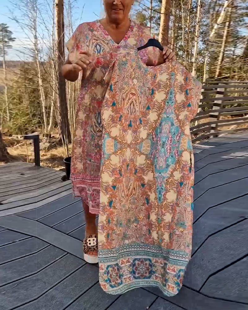 Bedrucktes Etuikleid mit V-Ausschnitt und kurzen Ärmeln