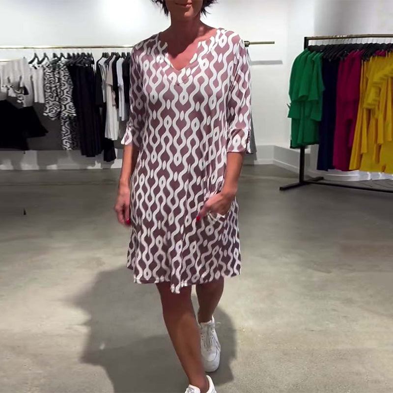 Mittellanges bedrucktes Kleid mit Stehkragen