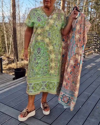 Bedrucktes Etuikleid mit V-Ausschnitt und kurzen Ärmeln