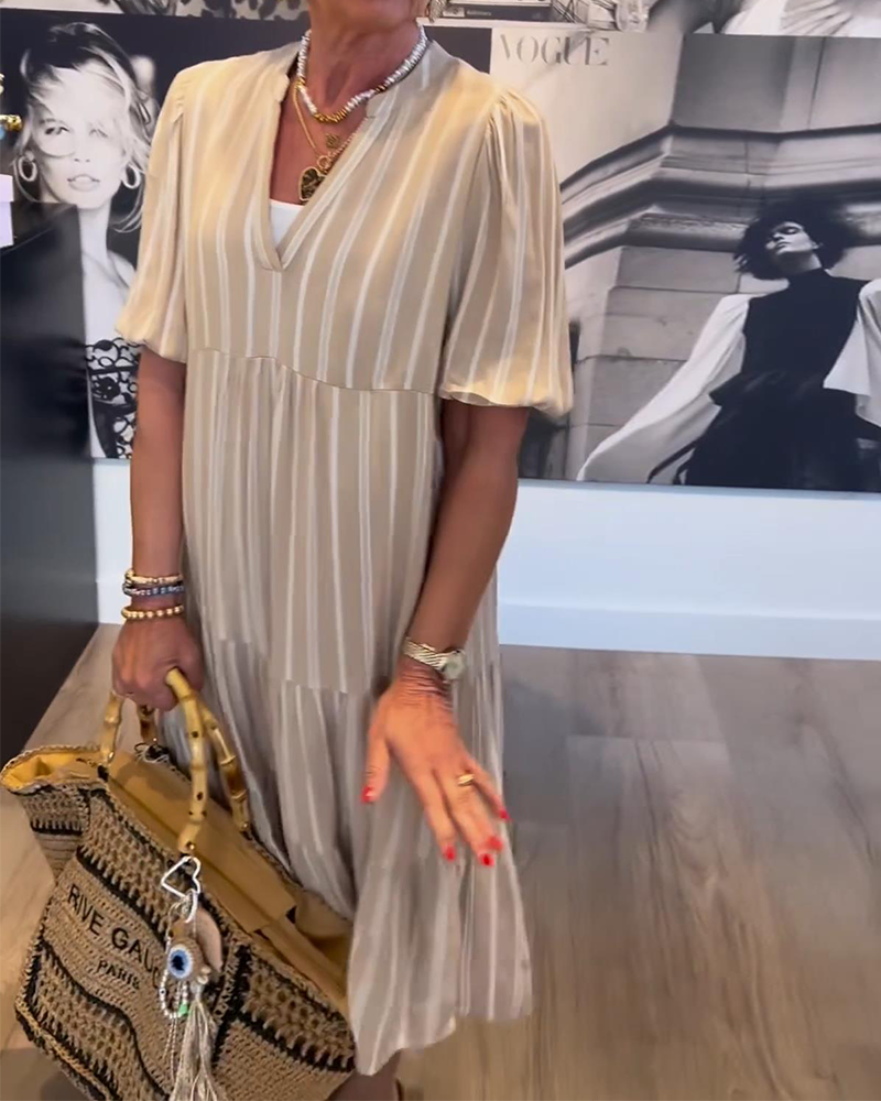 Plissee-Streifenkleid mit V-Ausschnitt