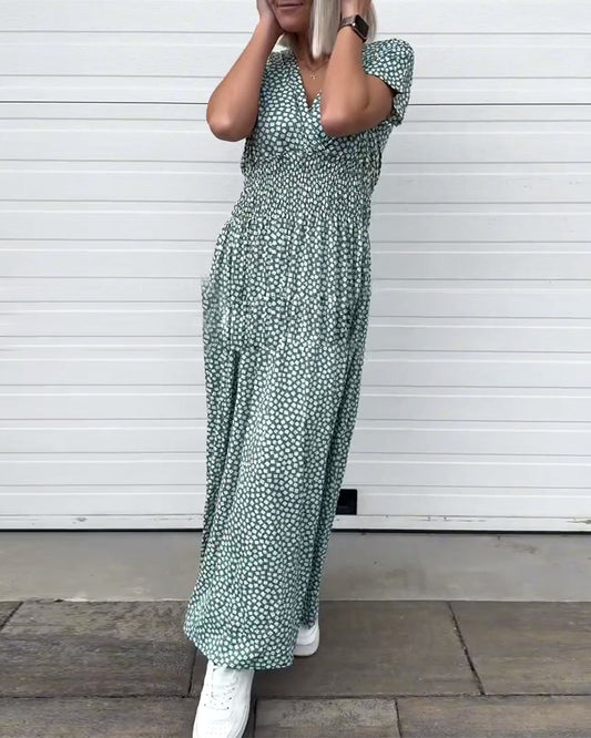 Kurzarmkleid mit V-Ausschnitt und bedruckter Taille