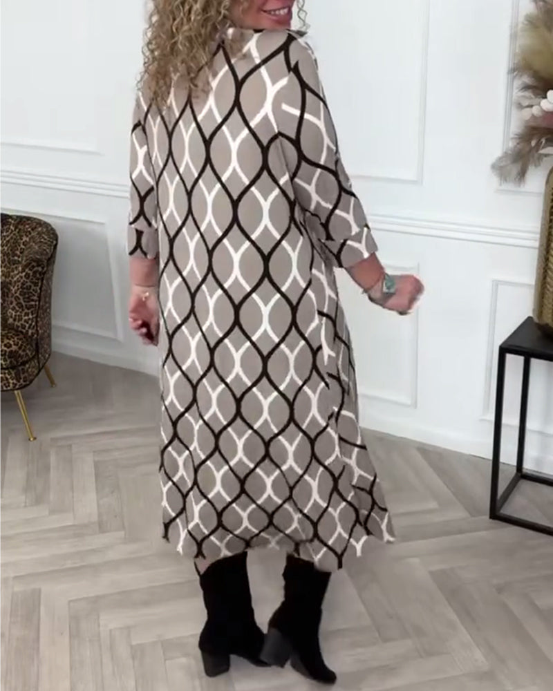 Abito con stampa geometrica e bottoni sul revers