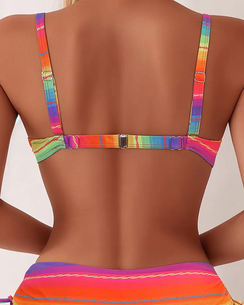 Zweiteiliger Badeanzug mit Regenbogenstreifen