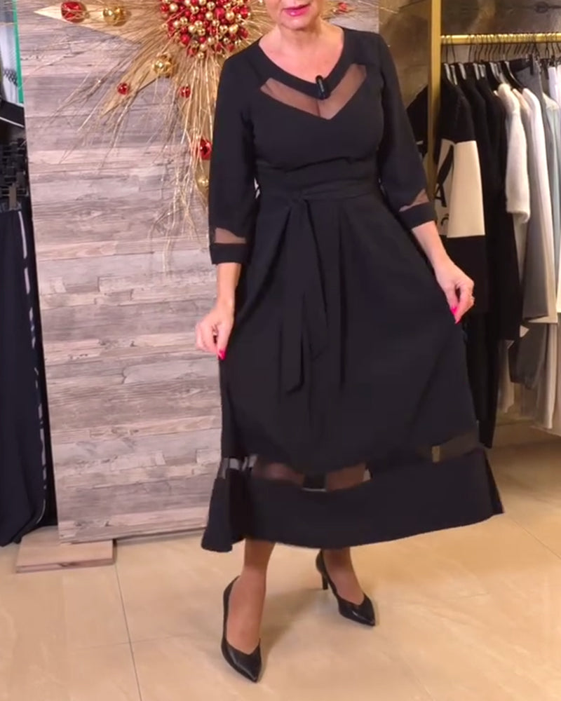 Modisches Kleid mit V-Ausschnitt und Netznähten