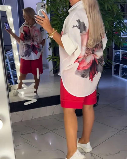 Camicetta con stampa floreale grande e maniche corte