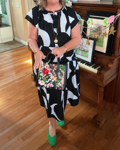 Schwarz-weißes Kleid mit geometrischem Print