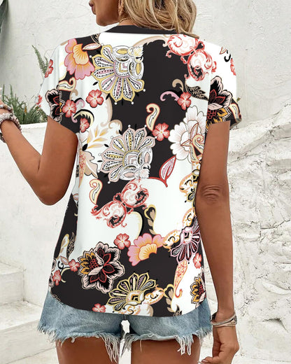 Bedruckte Kurzarmbluse mit V-Ausschnitt und Knöpfen