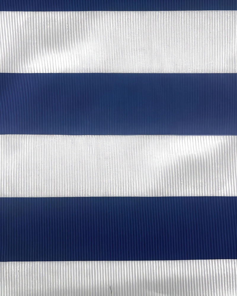 Gestreiftes T-Shirt mit halbem Reißverschluss und Knopfleiste