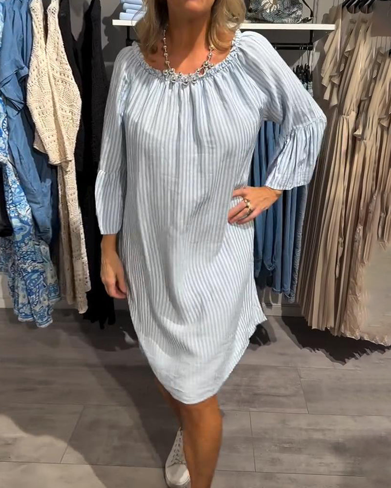 Lockeres gestreiftes Kleid mit Rüschenärmeln