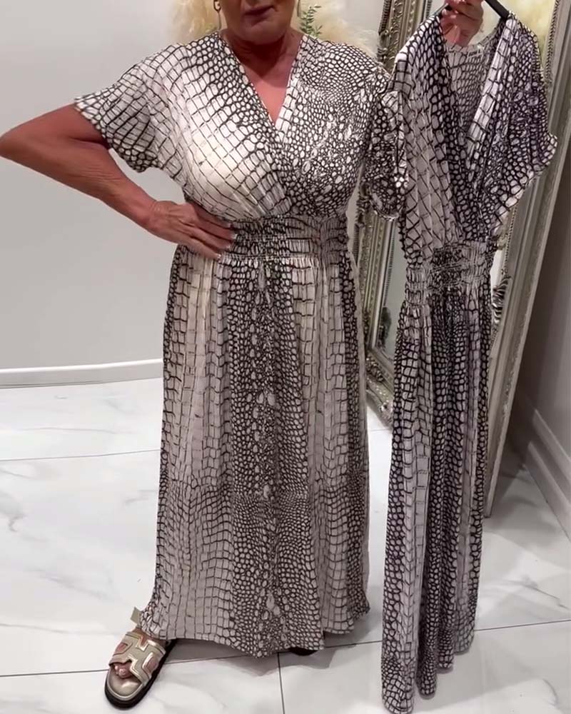 Kleid mit V-Ausschnitt und Plissierung