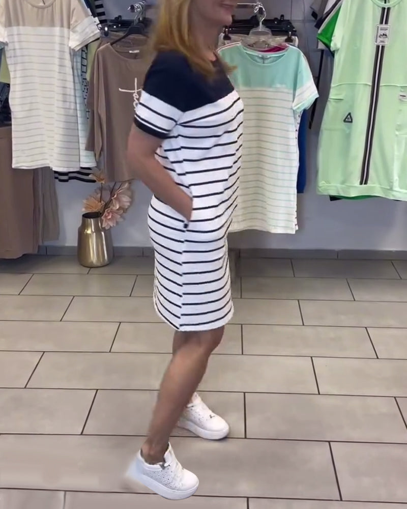 Lässiges gestreiftes Kleid mit Rundhalsausschnitt