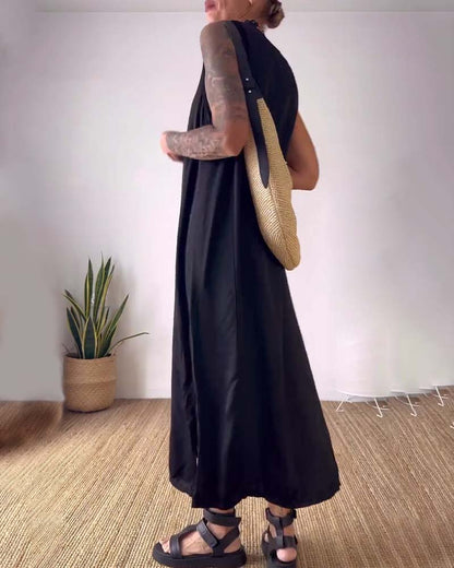 Temperamentvolles, einfarbiges, ärmelloses Kleid mit Schlitz