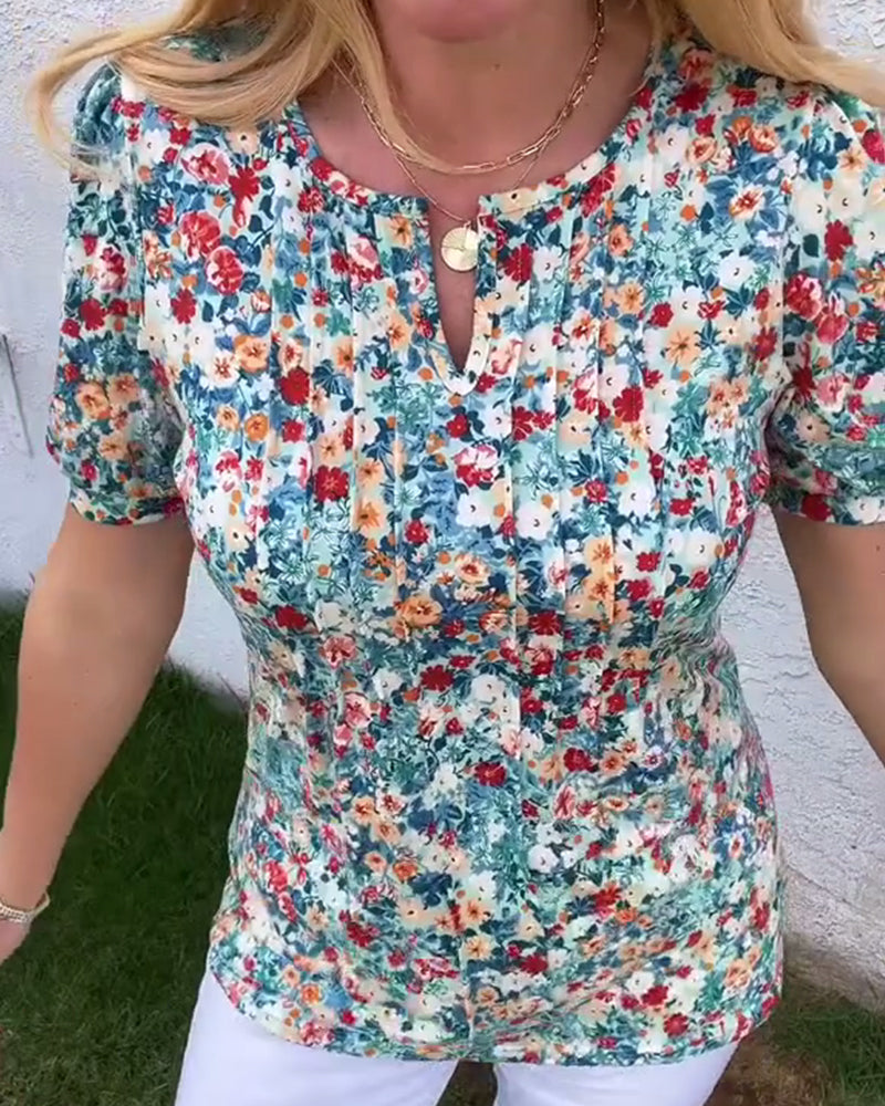 Kurzärmlige Bluse mit Blumenmuster und Plissee