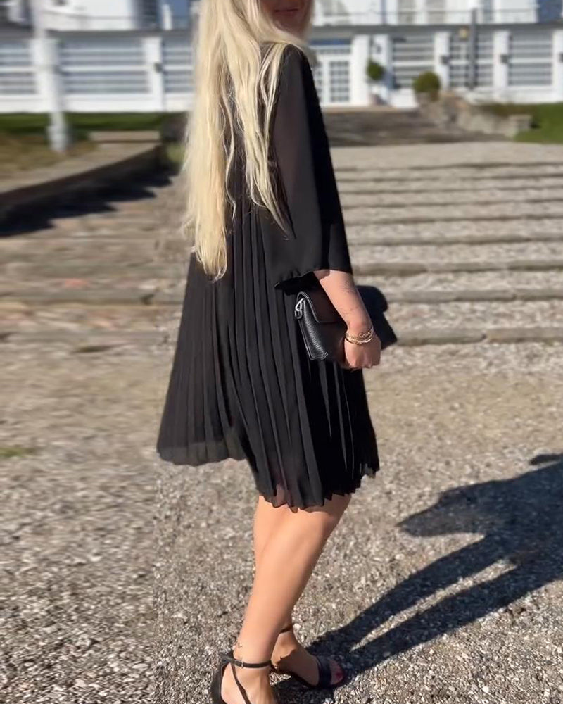 Plissiertes, einfarbiges Kleid mit Dreiviertelärmeln