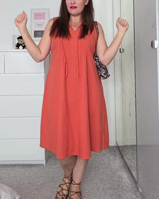 Ärmelloses, einfarbiges Plisseekleid mit Krawatte