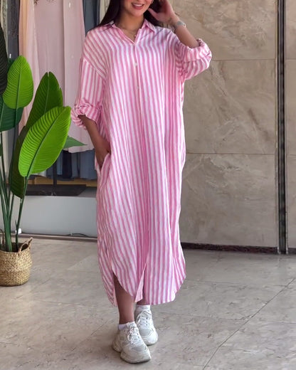 Lockeres gestreiftes Kleid mit Revers