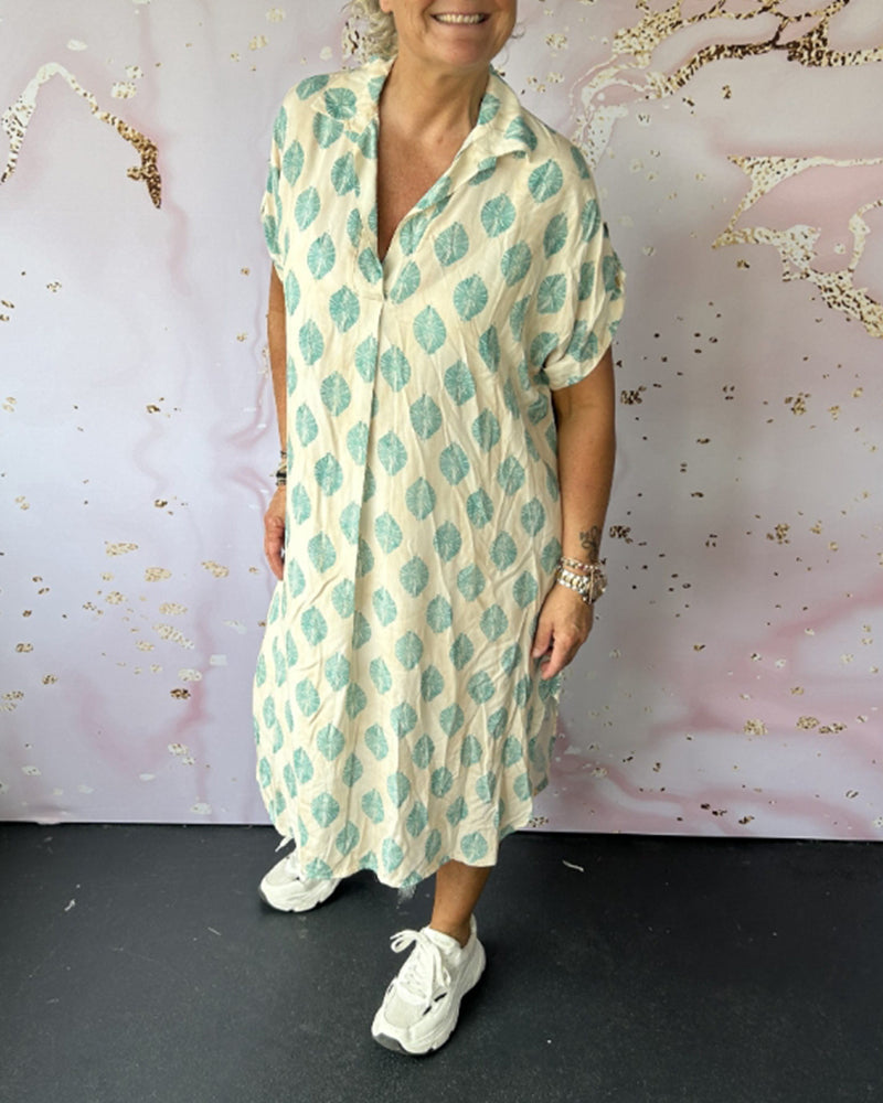 Lockeres Kleid mit Revers und kurzen Ärmeln