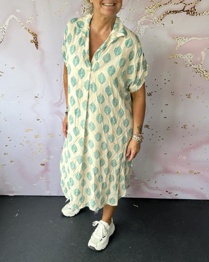 Lockeres Kleid mit Revers und kurzen Ärmeln