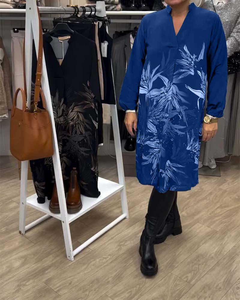 Langärmliges Kleid mit V-Ausschnitt und Blattmuster