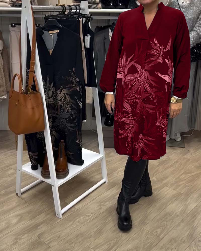 Langärmliges Kleid mit V-Ausschnitt und Blattmuster