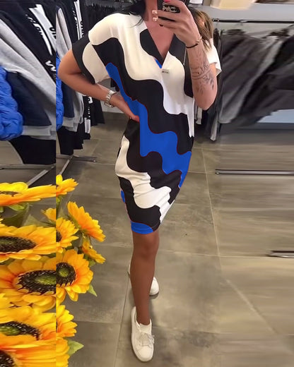 Kleid mit V-Ausschnitt und Wellenmuster