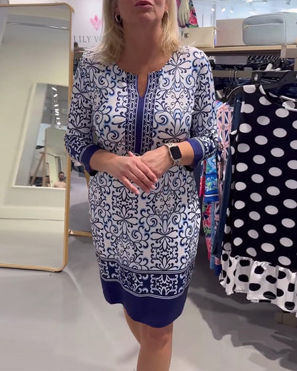 Schmales Kleid mit Dreiviertelärmeln und Kontrastdruck