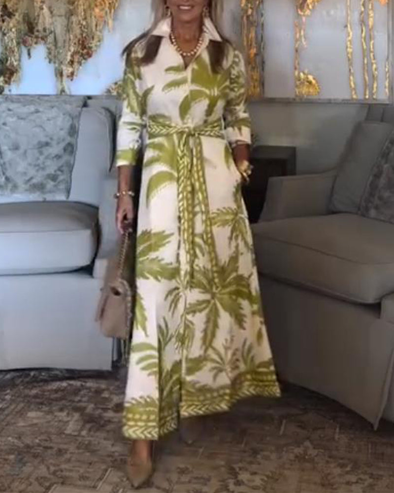 Kleid mit Blattmuster und Revers