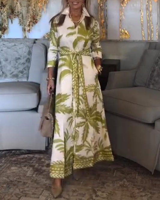 Kleid mit Blattmuster und Revers