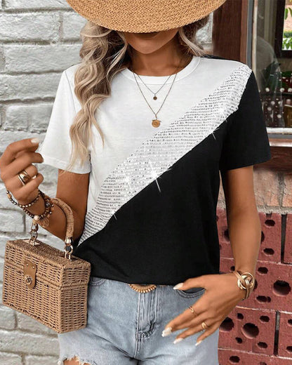 Vielseitiges T-Shirt mit Rundhalsausschnitt und Kontrastfarbe