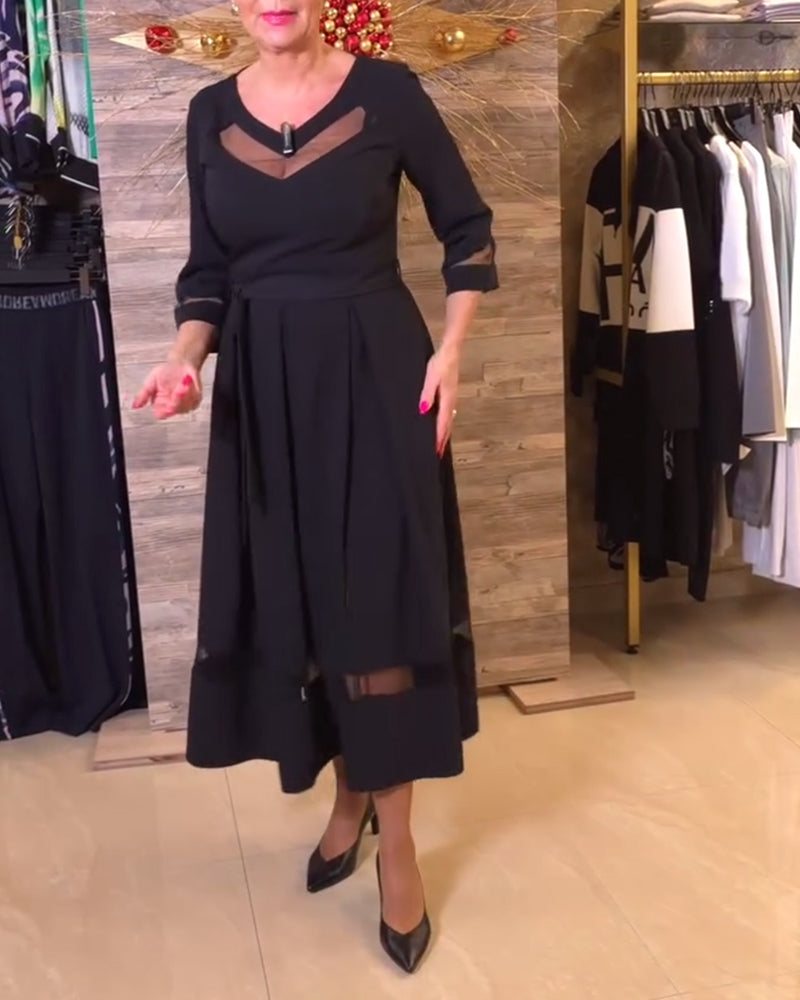 Modisches Kleid mit V-Ausschnitt und Netznähten