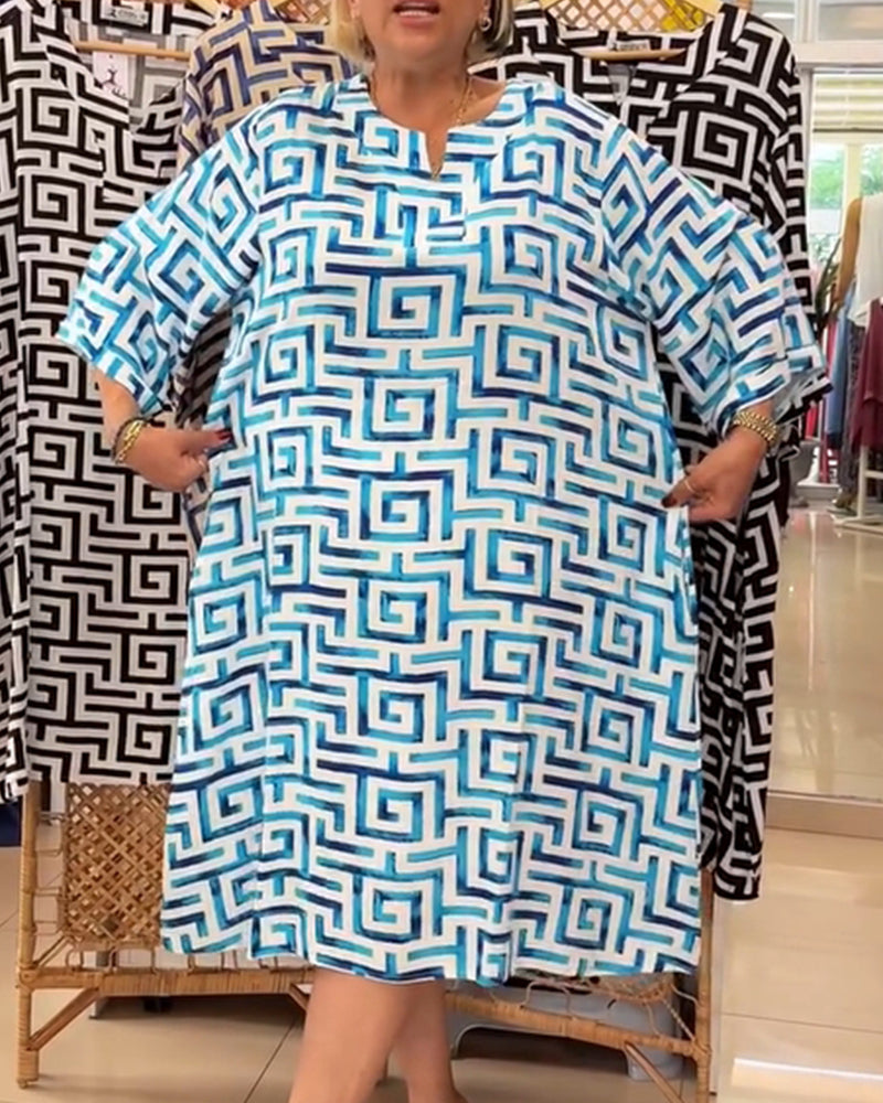 Lockeres, kurzärmliges Kleid mit geometrischem Muster