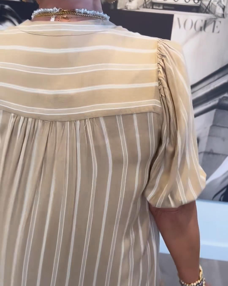 Plissee-Streifenkleid mit V-Ausschnitt