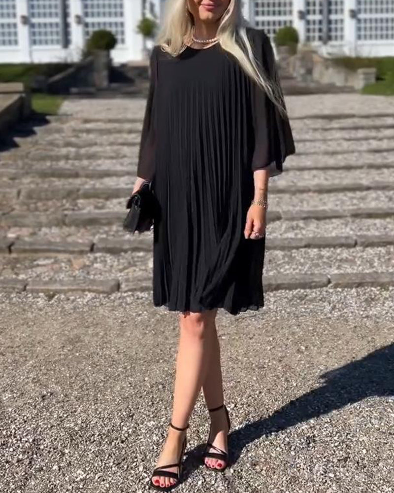Plissiertes, einfarbiges Kleid mit Dreiviertelärmeln