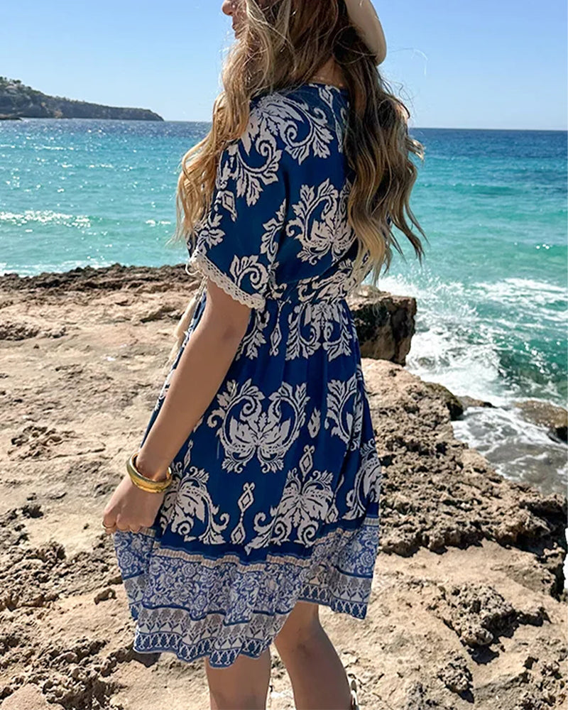 Abito casual stampato con scollo a V