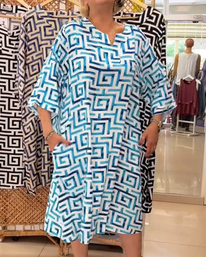 Lockeres, kurzärmliges Kleid mit geometrischem Muster
